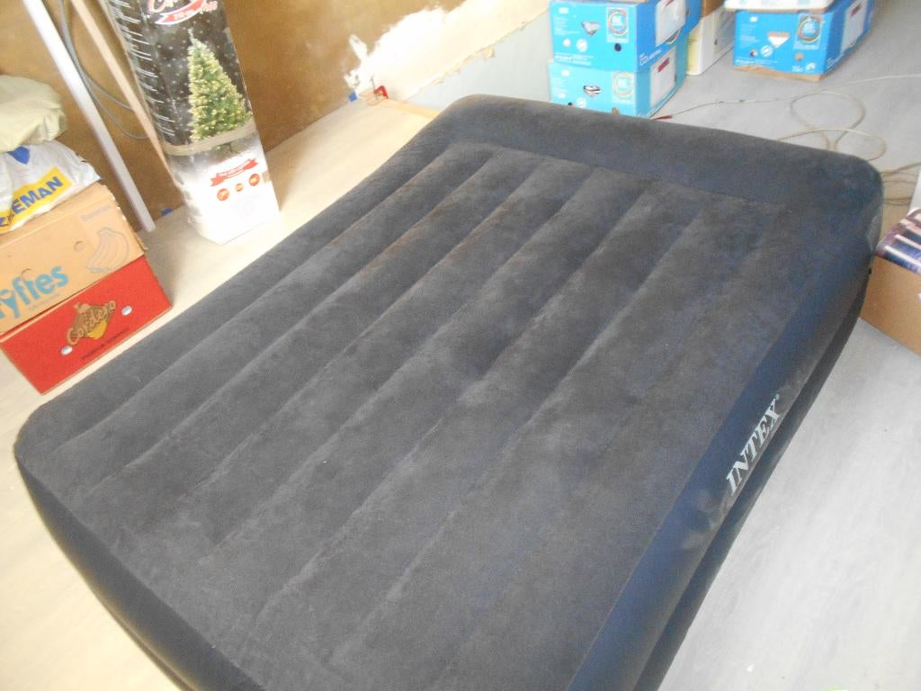 intex luchtmatras 200 x 140 met ingebouwde pomp, Caravanes & Camping, Matelas pneumatiques, Enlèvement ou Envoi, Pompe intégrée