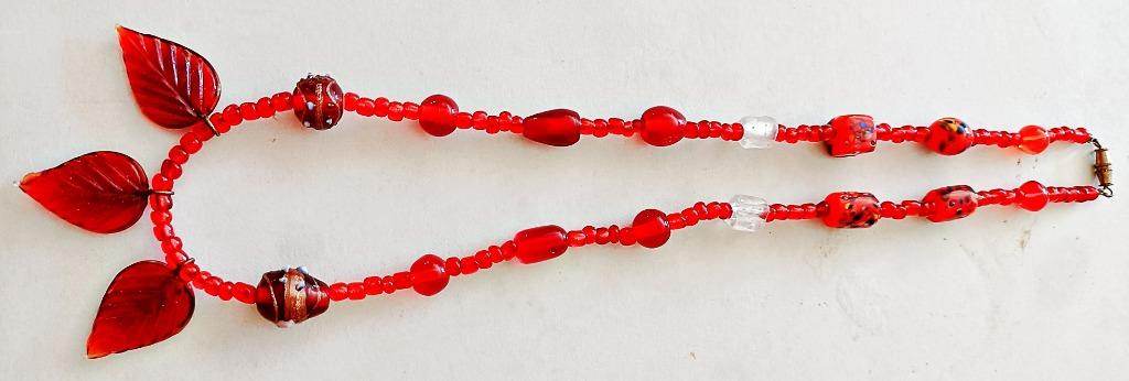 Collier artisanal perles rouges + feuilles résine 49 cm NEUF, Handtassen en Accessoires, Kettingen, Ophalen of Verzenden, Nieuw