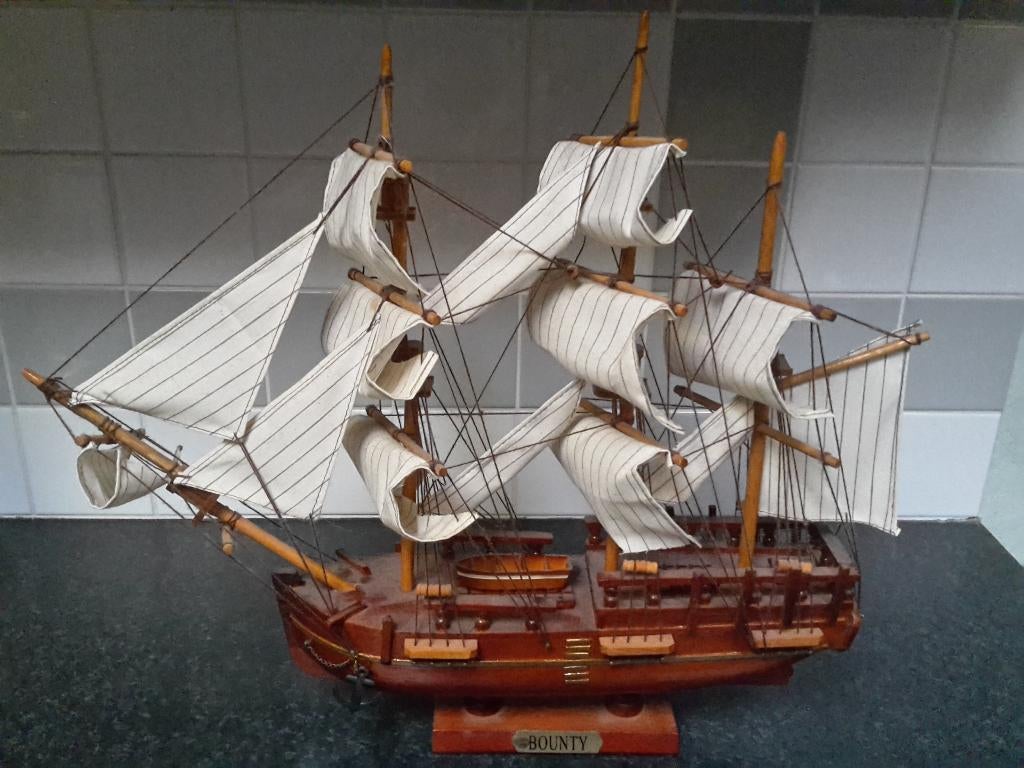 Houten miniatuur driemaster zeilschip, 35/45 cm, prima staat, Enlèvement, Comme neuf, Voilier, Modèle réduit