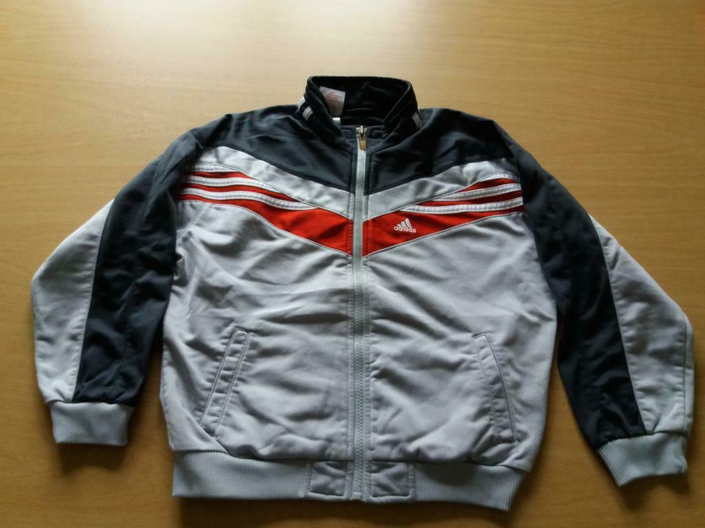 trainingsjasje Adidas - maat 128, Enfants & Bébés, Vêtements enfant | Taille 128, Pull ou Veste, Enlèvement, Utilisé, Adidas