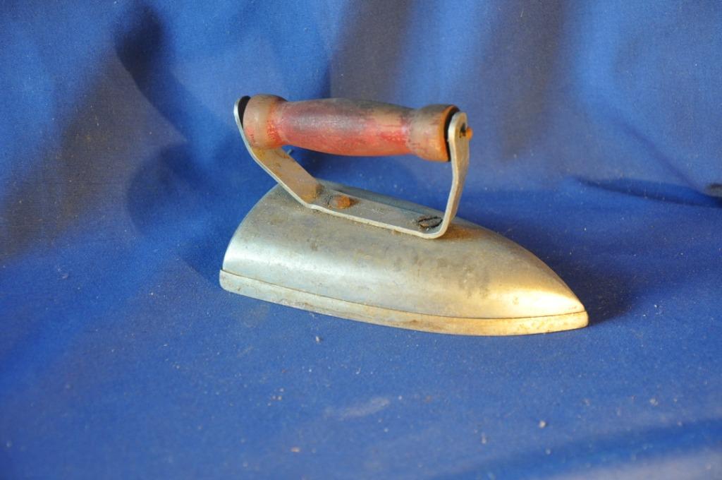 jouet ancien fer a repasser en metal et bois, Antiquités & Art, Enlèvement ou Envoi