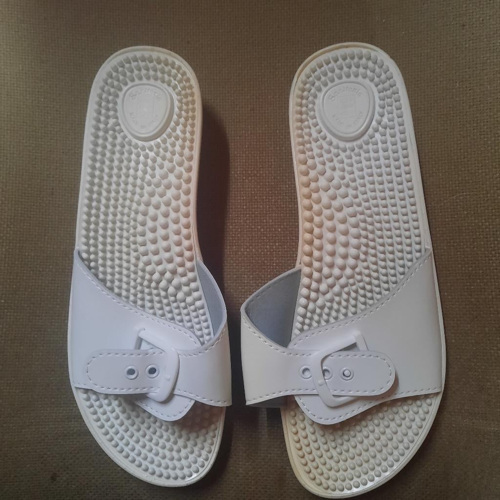 slippers SANATARIA met noppen in - maat 40 - made in Italy, Vêtements | Hommes, Chaussures, Chaussons, Enlèvement ou Envoi, SANATARIA