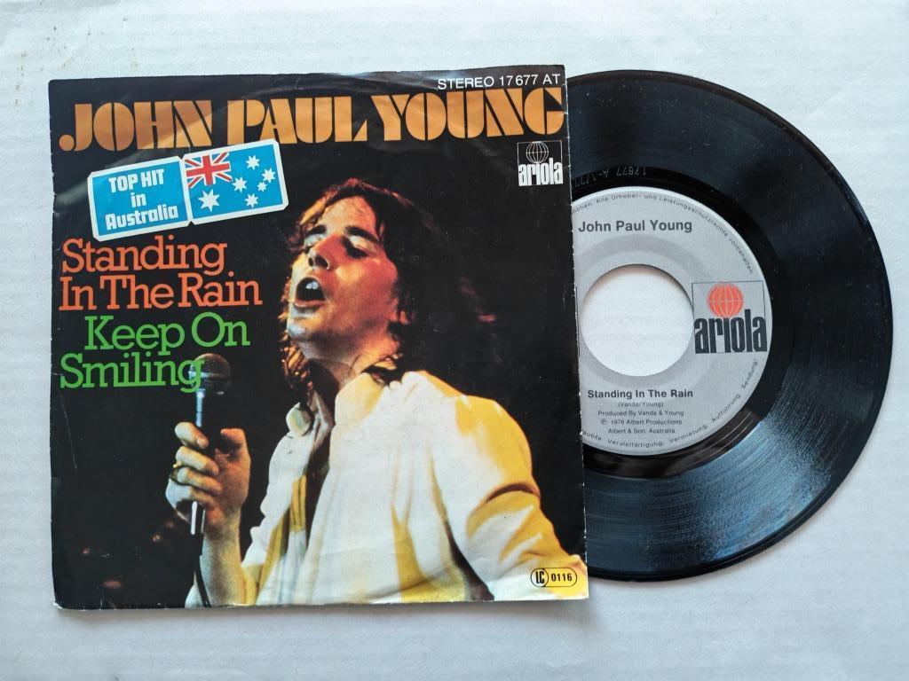 JOHN PAUL YOUNG - Standing in the rain (45t), Enlèvement ou Envoi, Comme neuf, Pop