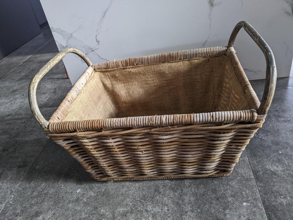 rieten opbergmand, Huis en Inrichting, Woonaccessoires | Schalen en Manden, Ophalen, Zo goed als nieuw