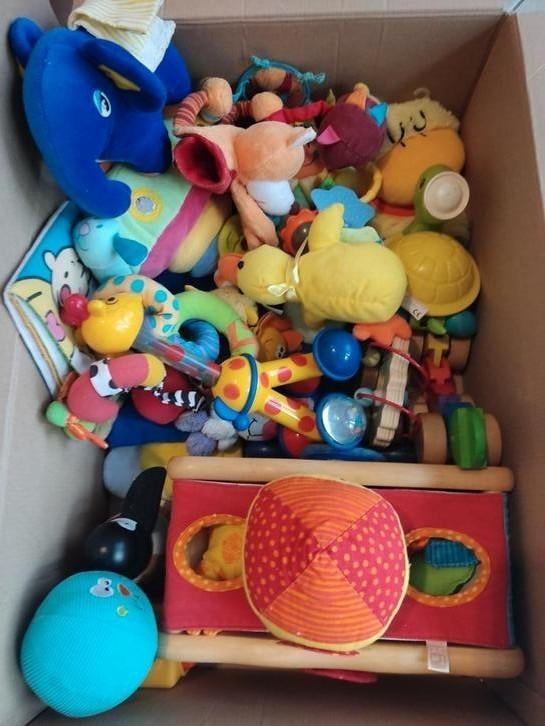 Babyspeelgoedbox – vol kleur, geluid en knuffelplezier!, Ophalen, Zo goed als nieuw