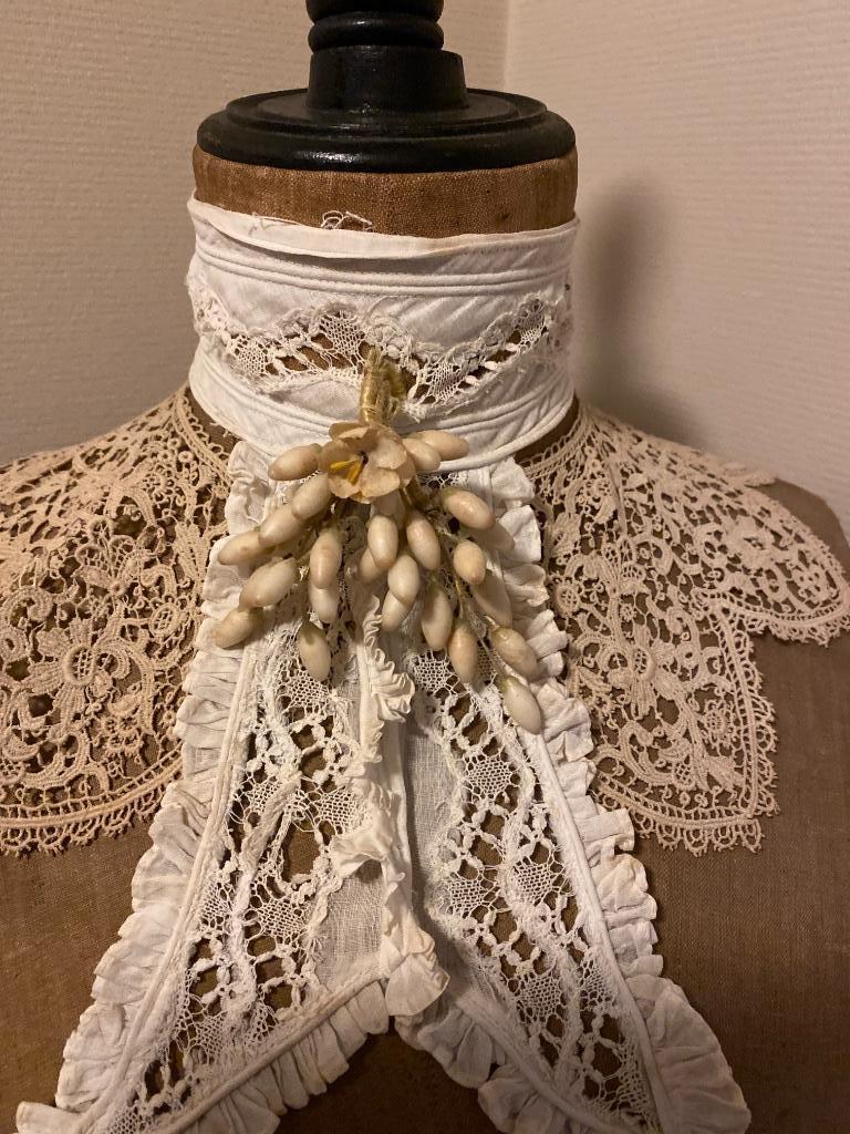 Antiek wassen corsage, Ophalen
