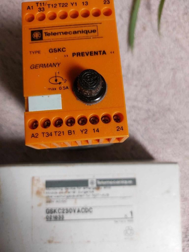 veiligheidsrelais telemecanique, Hobby en Vrije tijd, Elektronica-componenten, Ophalen of Verzenden, Zo goed als nieuw