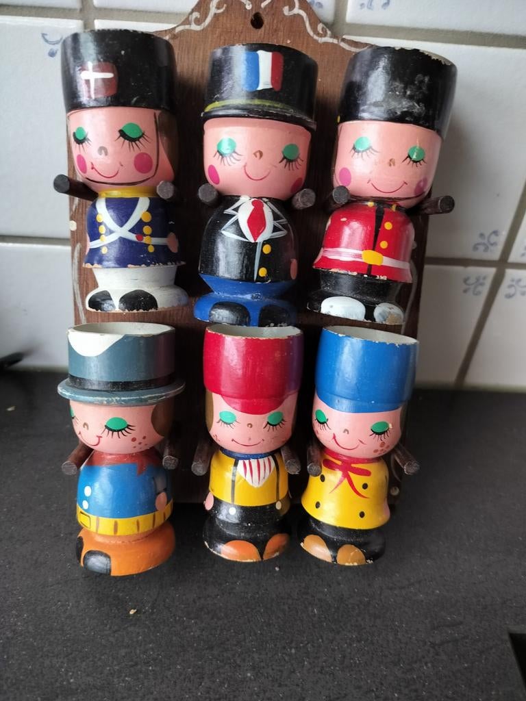 Zeer oude eierdopjes, Ophalen