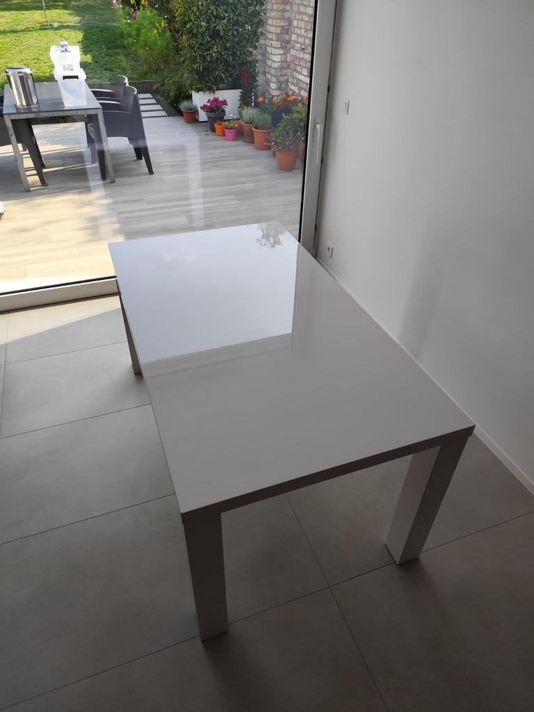Belle table moderne, Enlèvement ou Envoi