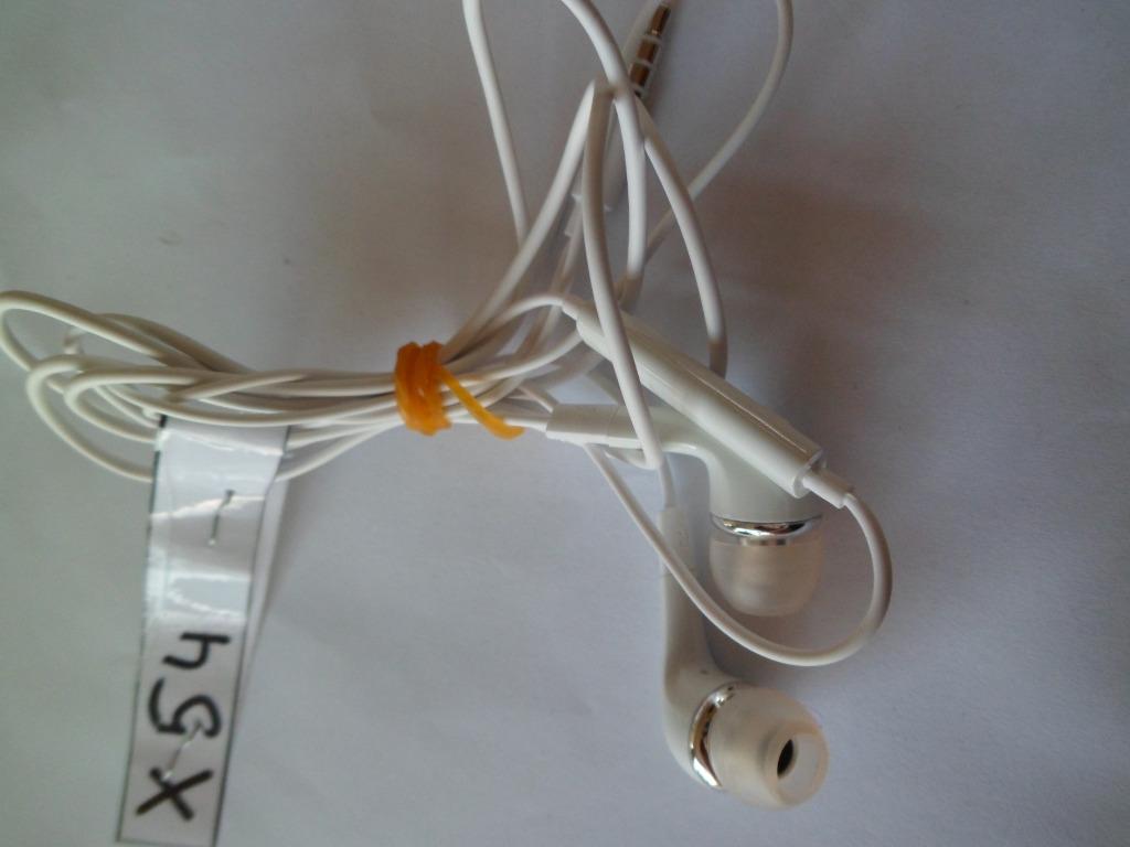 Oortjes SAMSUNG, kleur wit met knop en micro, jack 3.5mm, Telecommunicatie, Ophalen, Zo goed als nieuw