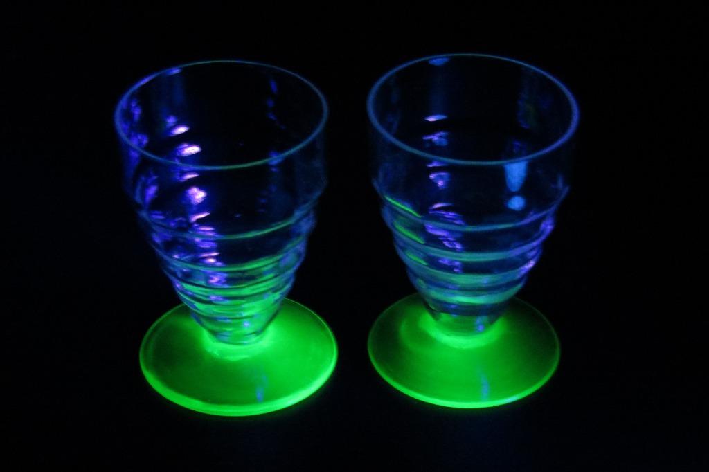 Uranium glas - Doyen - 2 portoglazen - art deco, Antiek en Kunst, Antiek | Glaswerk en Kristal, Ophalen of Verzenden