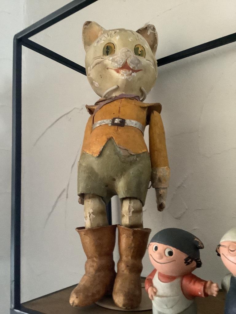 Eeuwenoude gelaarsde kat !, Ophalen