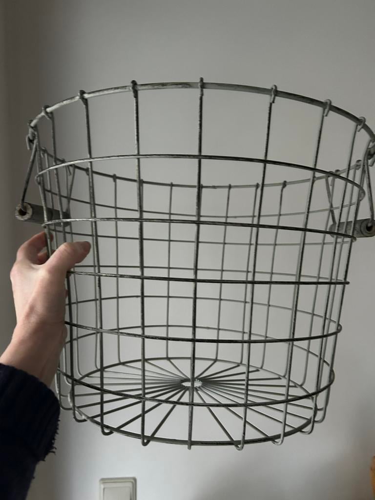 Mooie grijze ijzeren mand met houten handvaten H30cm D39cm, Huis en Inrichting, Woonaccessoires | Schalen en Manden, Ophalen, Nieuw
