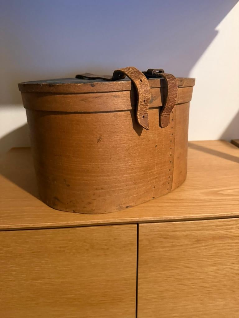 Une ancienne boîte à chapeaux française, Enlèvement ou Envoi