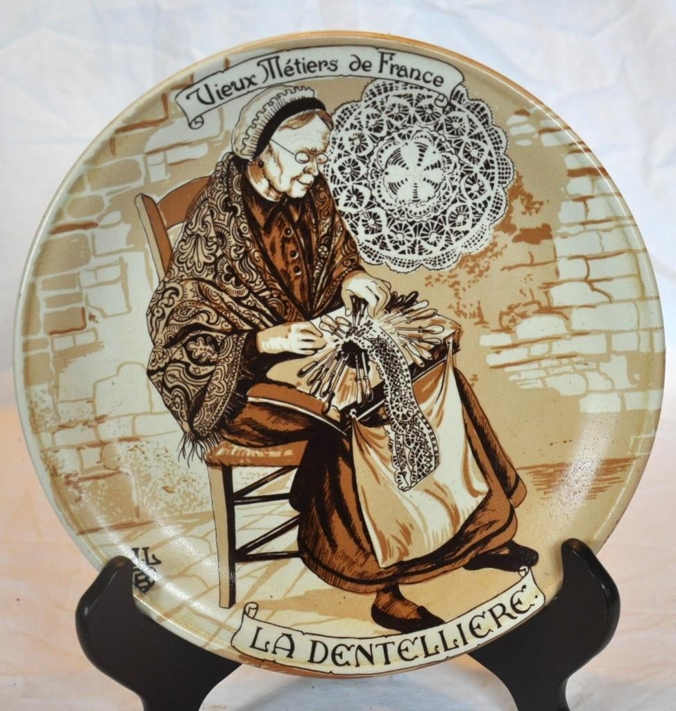 assiette decorative en grés vieux metier la dentelière, Enlèvement ou Envoi