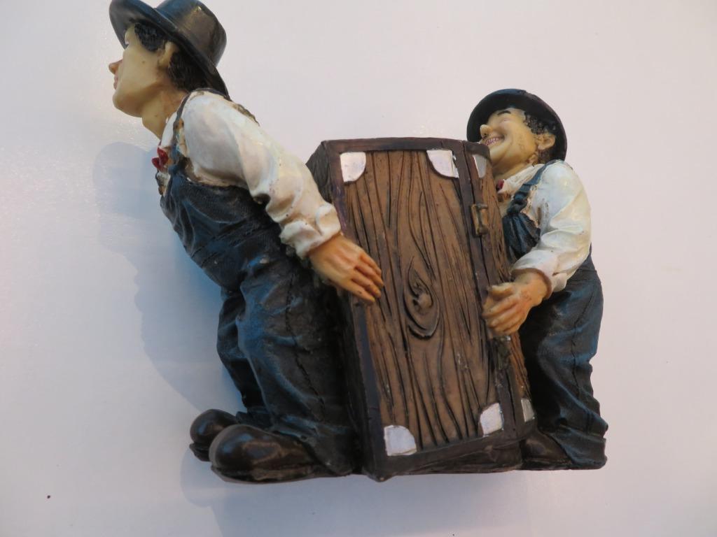 Laurel et Hardy portent une grande caisse, une tirelire., Collections, Enlèvement ou Envoi
