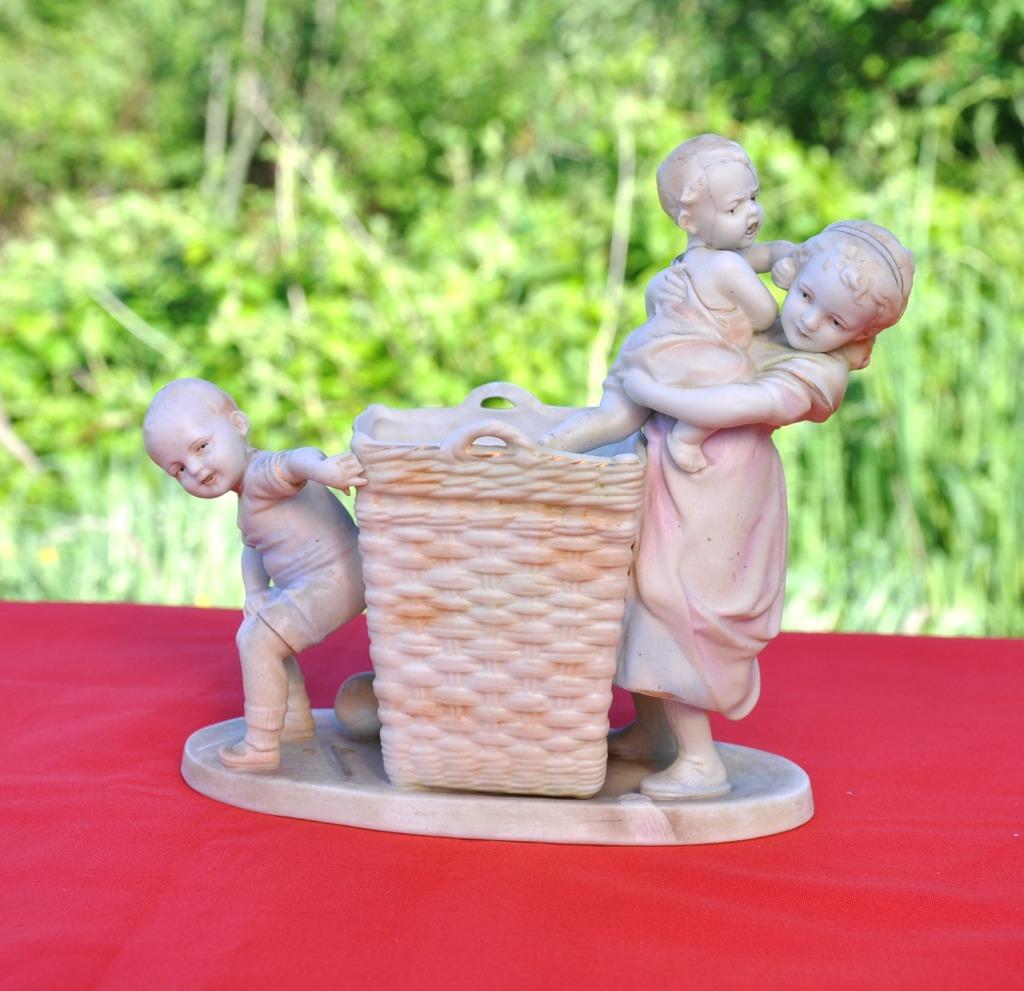 statuette en biscuit jarniniere aux 3 enfants accidentées, Enlèvement ou Envoi
