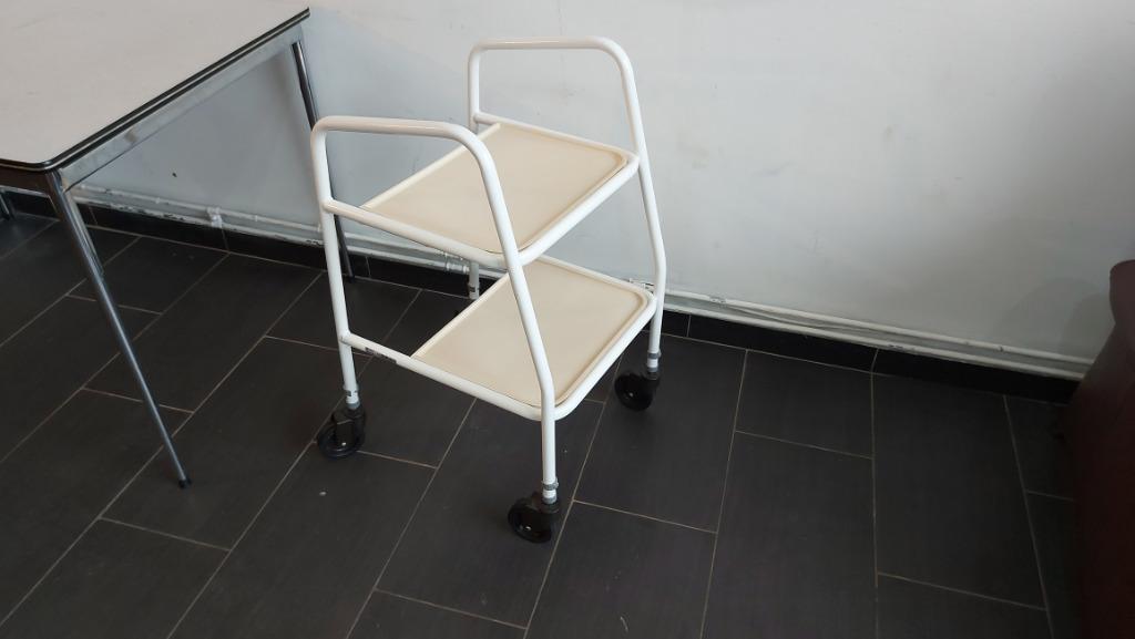 TABLE SUR ROULETTES  DOUBLE PLATEAU REGLABLE LE HAUTEUR 60 C, Divers, Enlèvement ou Envoi, Comme neuf