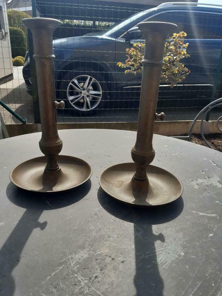 Twee oude kandelaars, Enlèvement ou Envoi