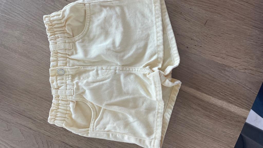 Gele short nieuw 104, Kinderen en Baby's, Kinderkleding | Maat 104, Broek, Meisje, Ophalen of Verzenden, Nieuw