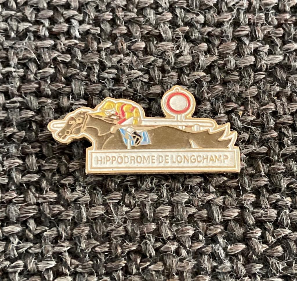 PIN - HIPPODROME DE LONGCHAMP - COURSE DE CHEVAUX, Envoi, Utilisé, Sport, Insigne ou Pin's