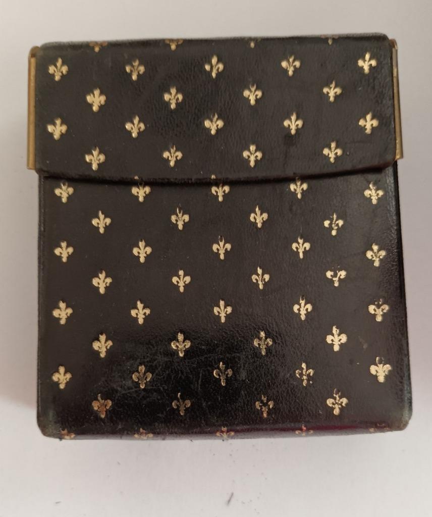 étui à cigarettes cuir noir fleurs de lys doré et métal doré, Enlèvement ou Envoi