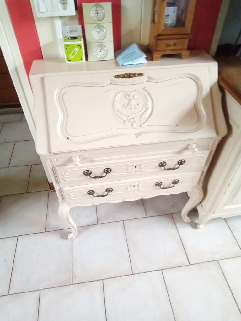 C'est un secrétaire ou un scriban de style Louis XV, repeint, Enlèvement