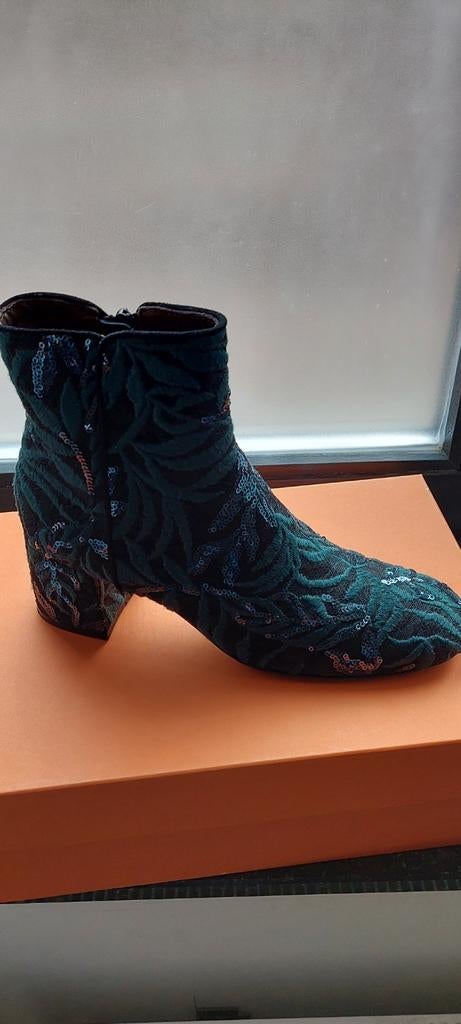 Bottines Brodées Ornées des strasses, Neuf marque AGL, Neuf, Enlèvement ou Envoi, AGL, Boots et Botinnes