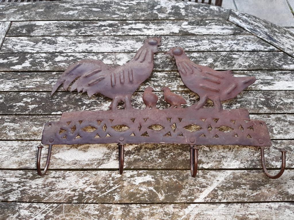 Plaque métal de 4 crochets motif poules, Enlèvement, Comme neuf, Métal, Crochets muraux