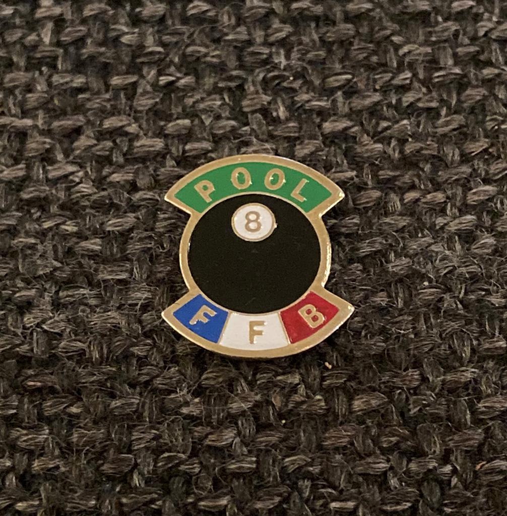 PIN - FFB - FEDERATION FRANCAISE DE BILLARD - POOL - 8 BALL, Envoi, Utilisé, Sport, Insigne ou Pin's