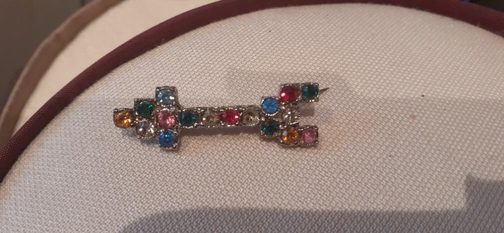 Belle broche en strass, Bijoux, Sacs & Beauté, Broches, Enlèvement ou Envoi, Autres couleurs, Comme neuf, Avec strass