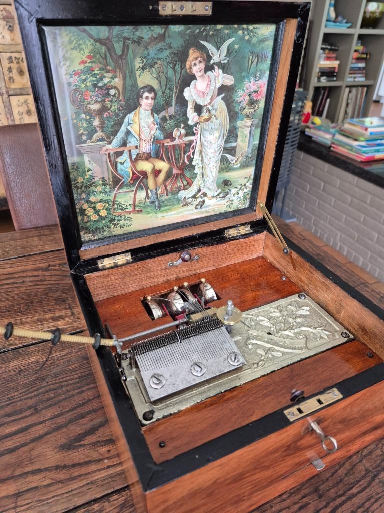 Boîte à musique Troubadour avec clochettes, Antiquités & Art, Curiosités & Brocante, Envoi