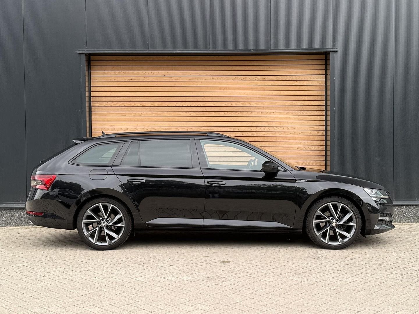 Skoda Superb 2.0 TDI 4x4 Sportline Business SPORTSTOELEN|CAN, Auto's, Automaat, Parkeersensor, Zwart, Zwart