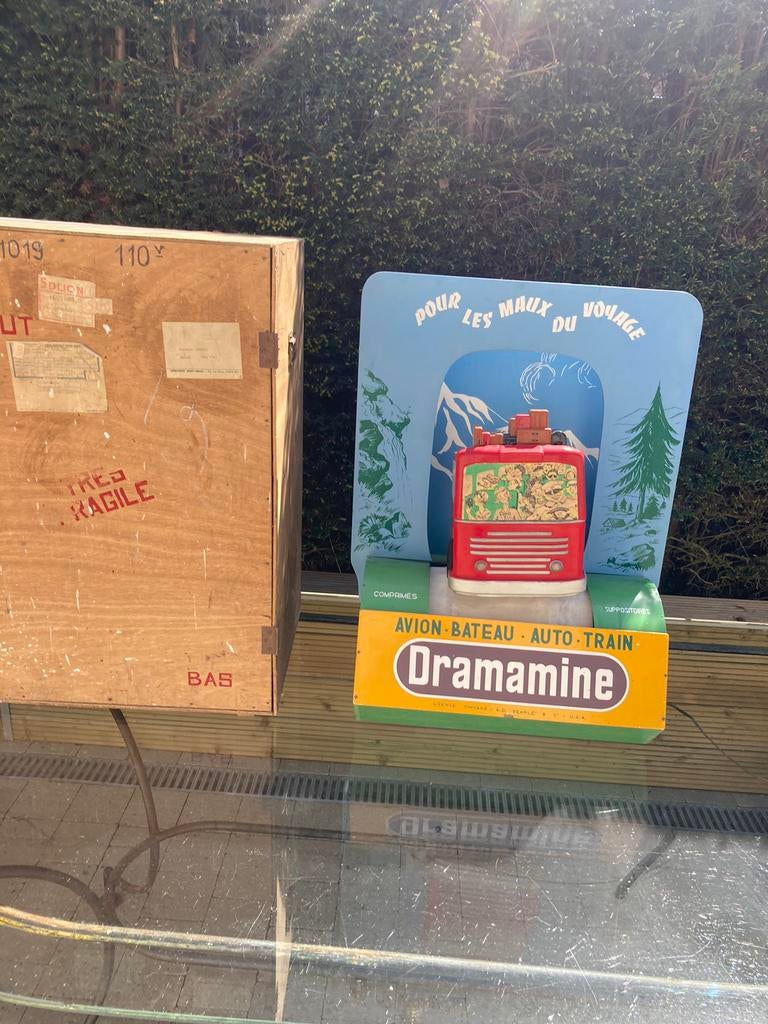 Dramamine vitrine display, Ophalen, Zo goed als nieuw