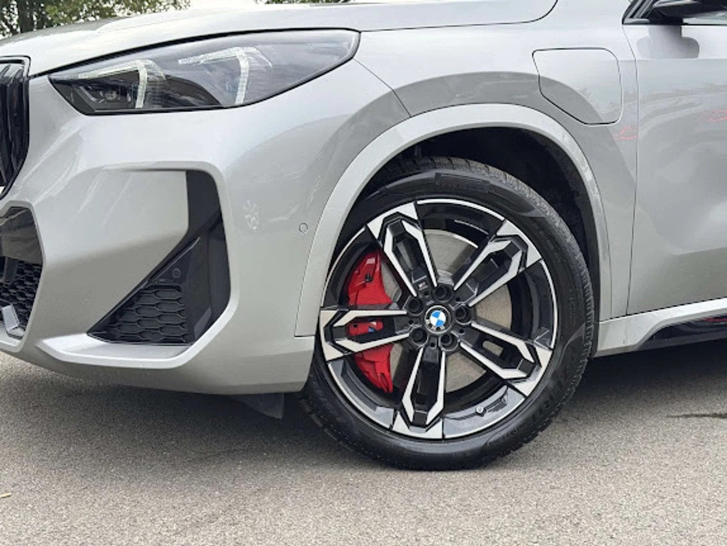 BMW X1 xDrive25e M Sport Pro / HUD / 360CAM / DRIV PROF / KE, Autos, Argent ou Gris, Achat, Entreprise, Noir