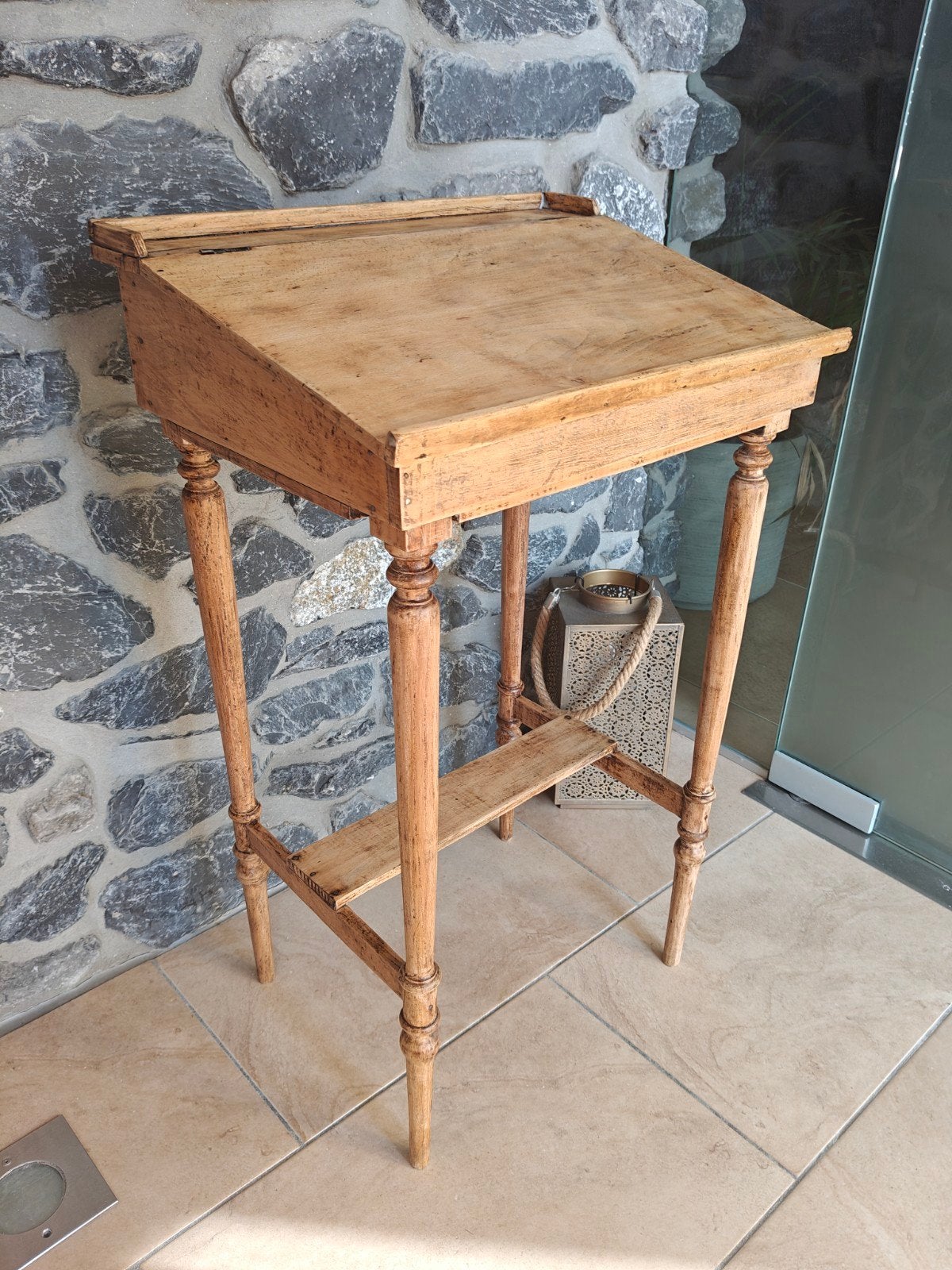 Pupitre d'écolier ancien en bois, Enlèvement