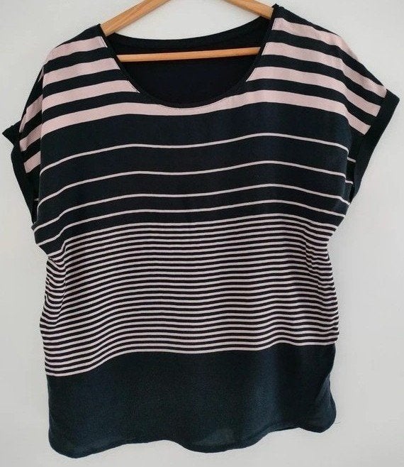 Mooie T-shirt blauw met zacht roze. Medium/Large, Enlèvement ou Envoi, Comme neuf, Bleu, Manches courtes