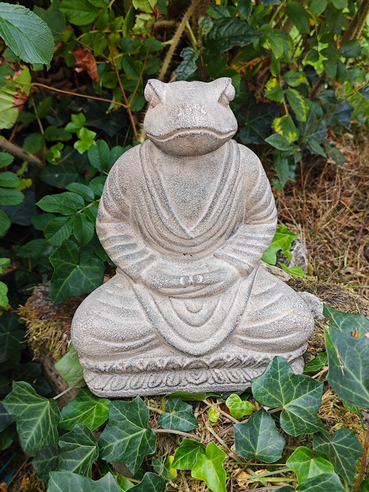 Statue Bouddha Tête Grenouille Méditation Pierre Lave 21cm, Enlèvement ou Envoi, Asie, Statue
