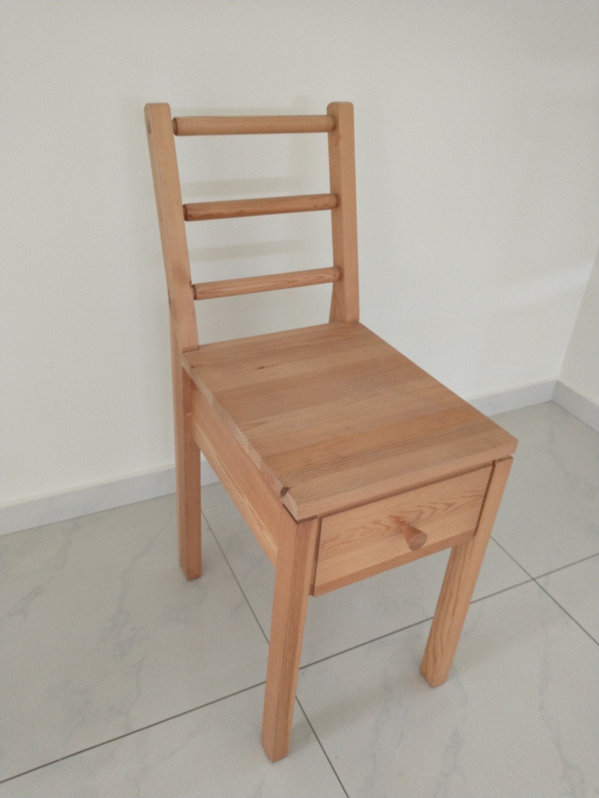Chaise Acorn avec tiroir - table de chevet d'Ikea, Maison & Meubles, Enlèvement