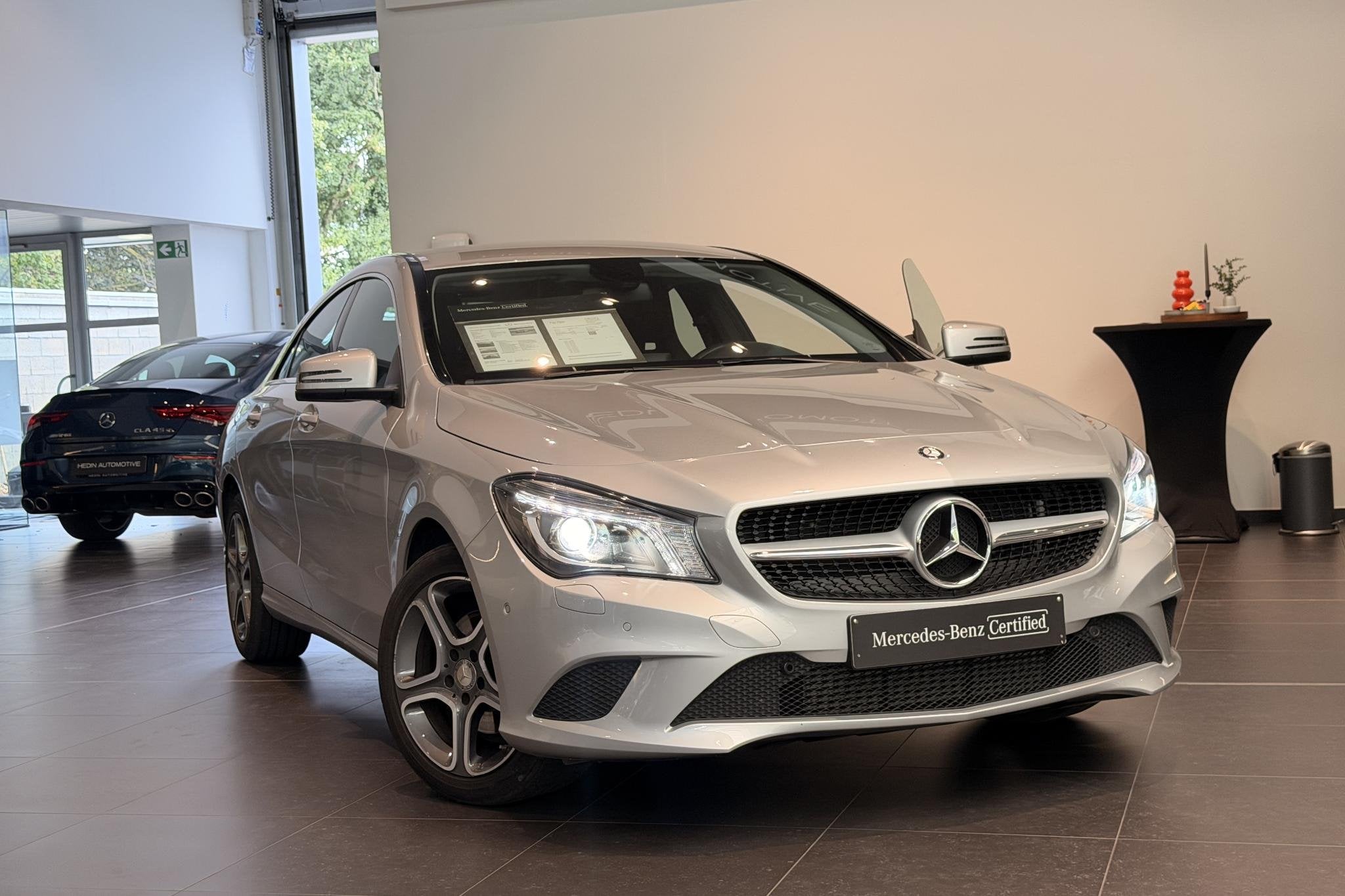 Mercedes-Benz CLA-Klasse 200 Coupé Urban Line | Verwarmde Z, Auto's, Voorwielaandrijving, Stof, Gebruikt, 4 cilinders