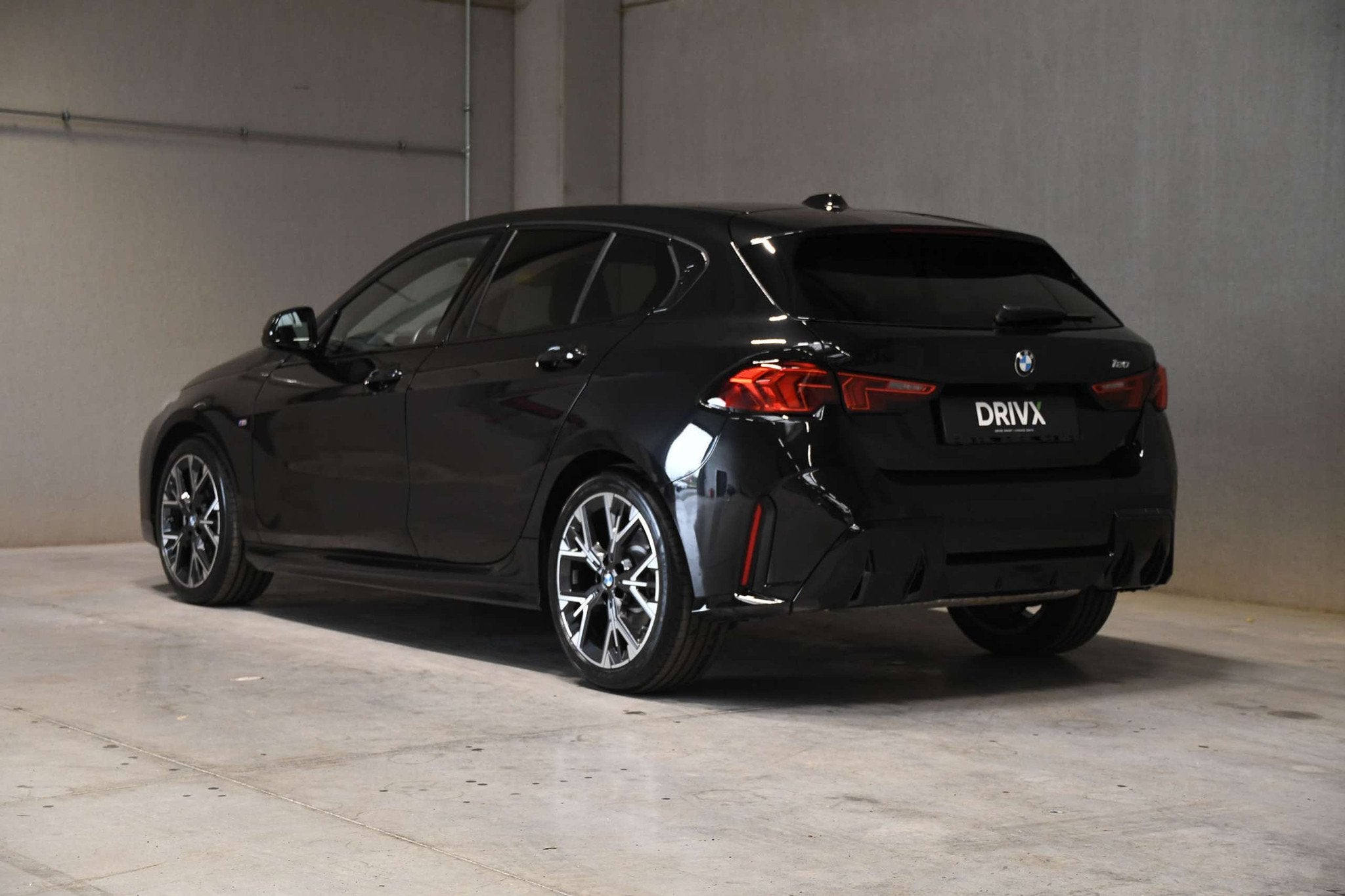 BMW 1 Serie 120 120 Aut. M-Sport / HUD / 360 / KEY LESS, Autos, Achat, Alcantara, Noir, 5 portes