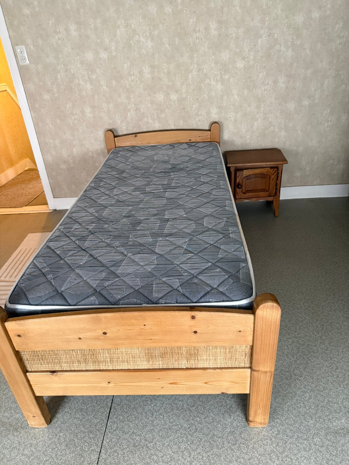 ***gratis*** 1 persoonsbed met nachtkastje, Huis en Inrichting, Ophalen, Zo goed als nieuw