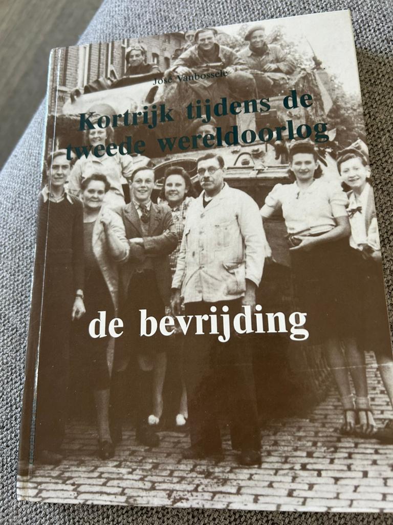 Boek De Bevrijding van Kortrijk en omgeving, Ophalen of Verzenden