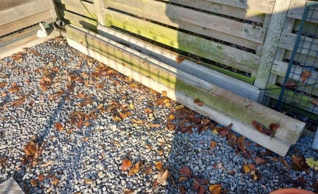 2 Betonnen bodemplaten, 3 betonpalen, Ophalen, Palen