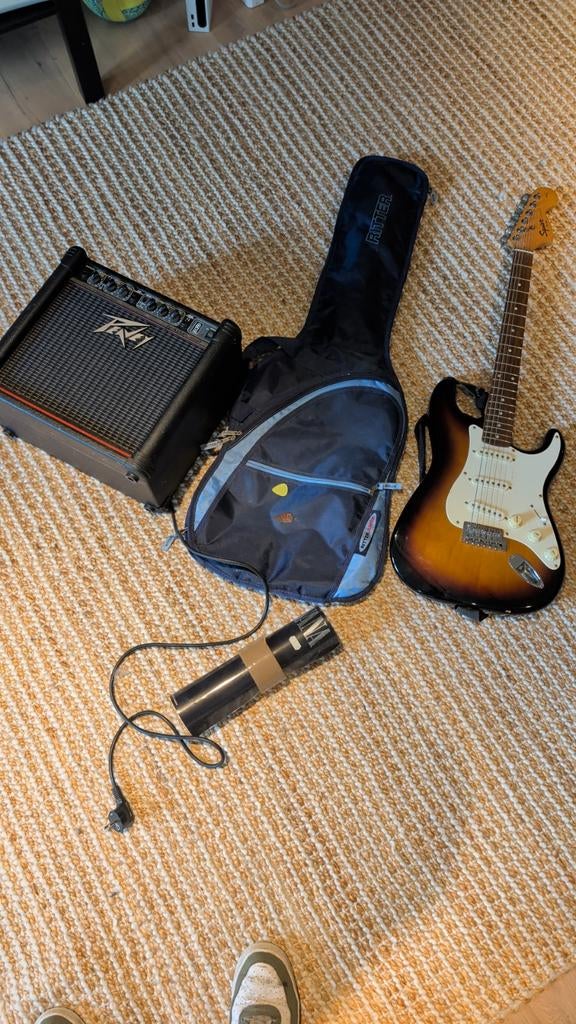 Complete Elektrische Gitaar Startersset: Squier Stratocaster, Musique & Instruments, Instruments à corde | Guitares | Électriques