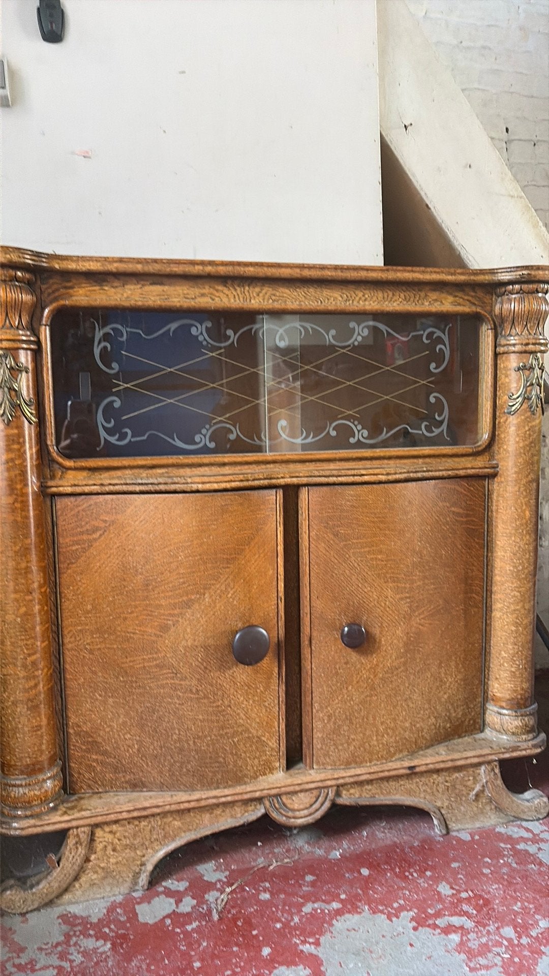 Elegante vintage houten kast met geslepen glas, Ophalen