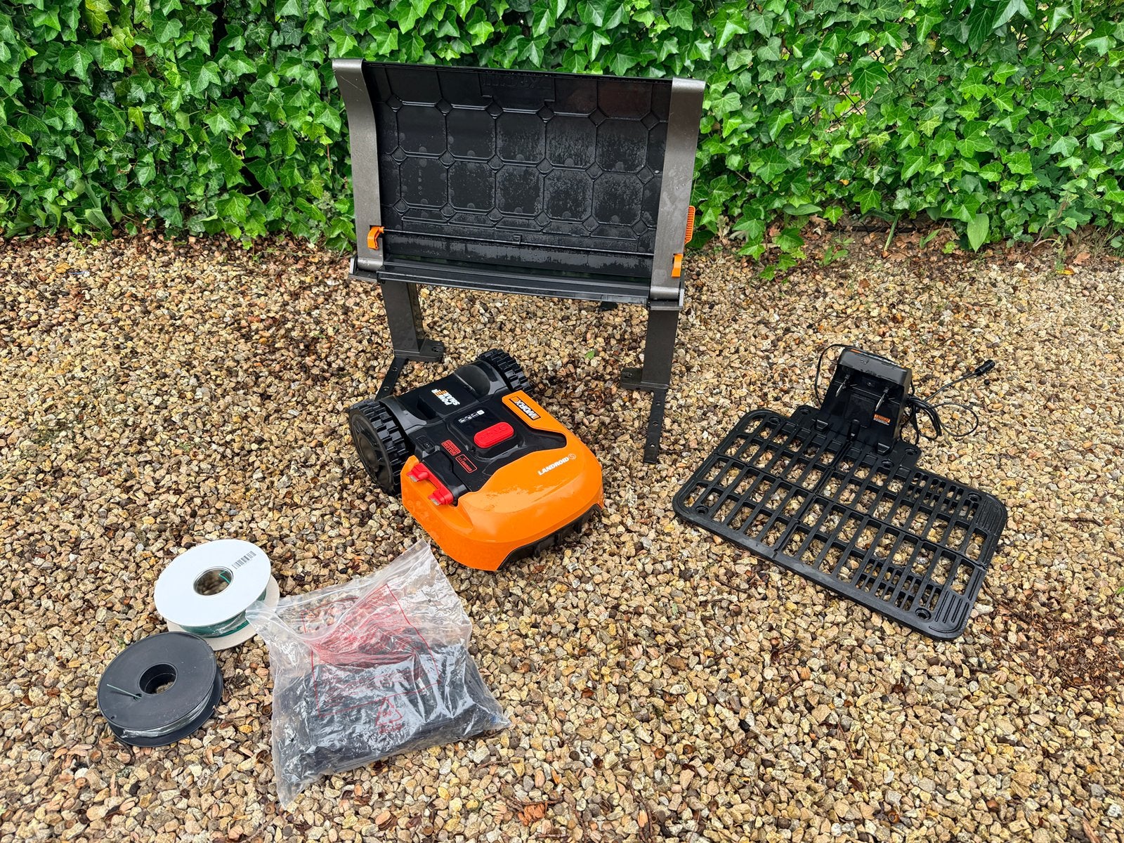 Worx Grasrobot 400m2 met garage en alle benodigdheden (2024), Ophalen, Zo goed als nieuw