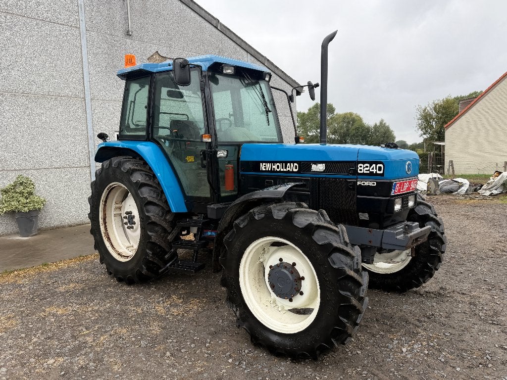 New Holland 8240, 80 à 120 ch, Enlèvement, Utilisé, Plus de 10 000