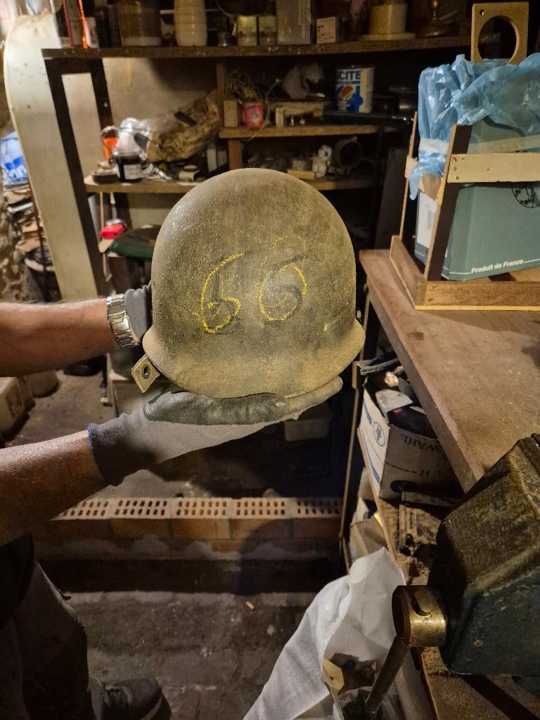 Ancien casque militaire, Enlèvement