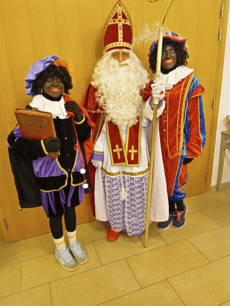 Volledige, professionele Sint en Pietenkostuums, Ophalen, Zo goed als nieuw, Bovenkleding